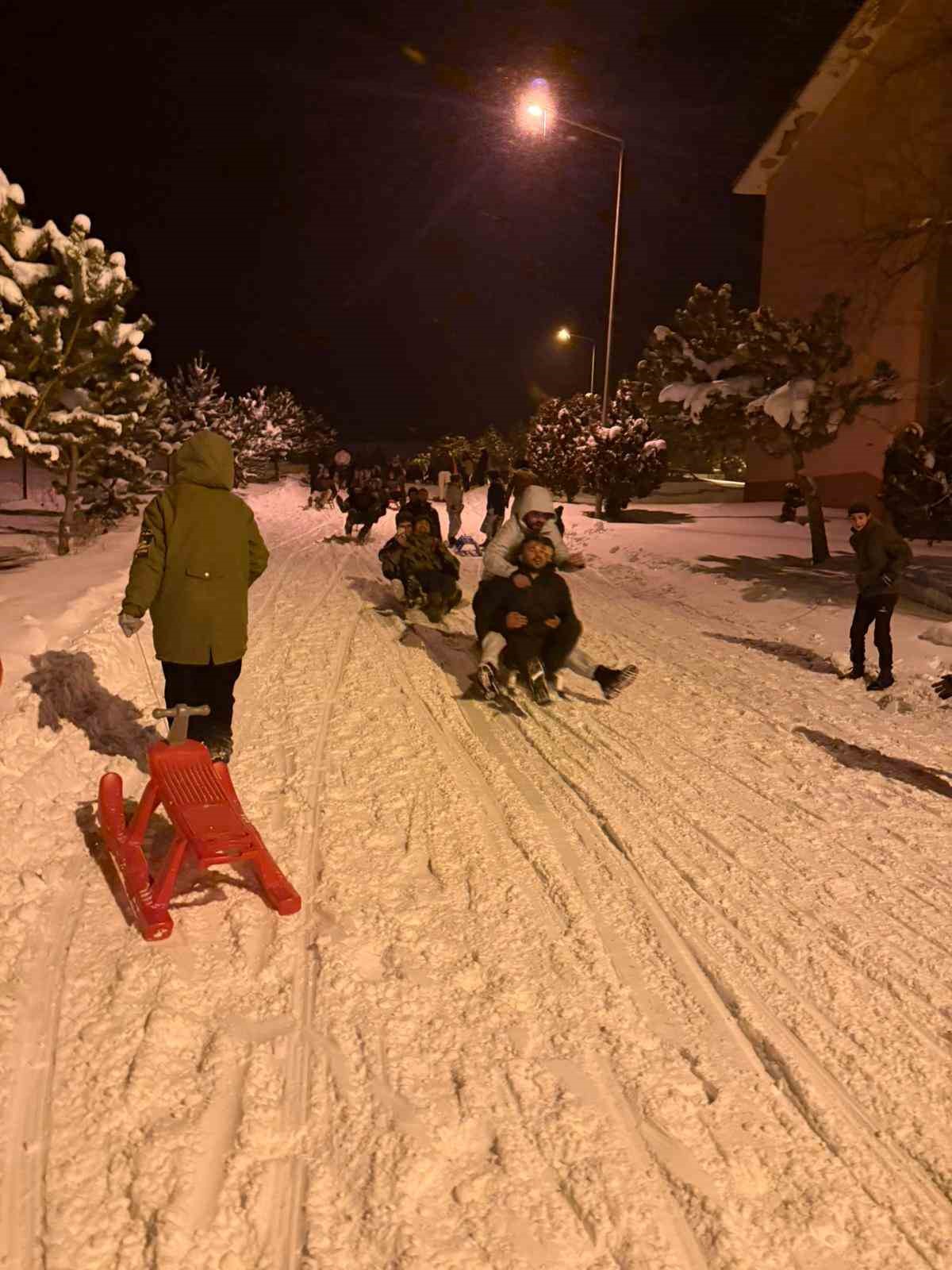 Demirözü’nde Kızak Festivali: Eksi 20 derecede halay çektiler, kızaklarla kaydılar
