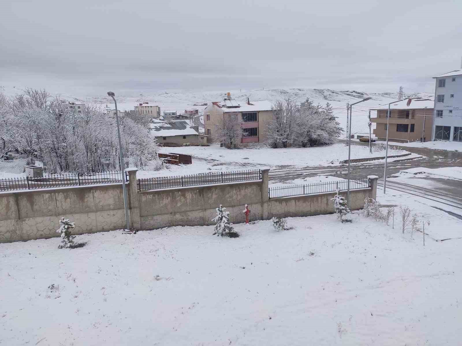 Demirözü’nde nisan sürprizi: İlçe beyaza büründü
