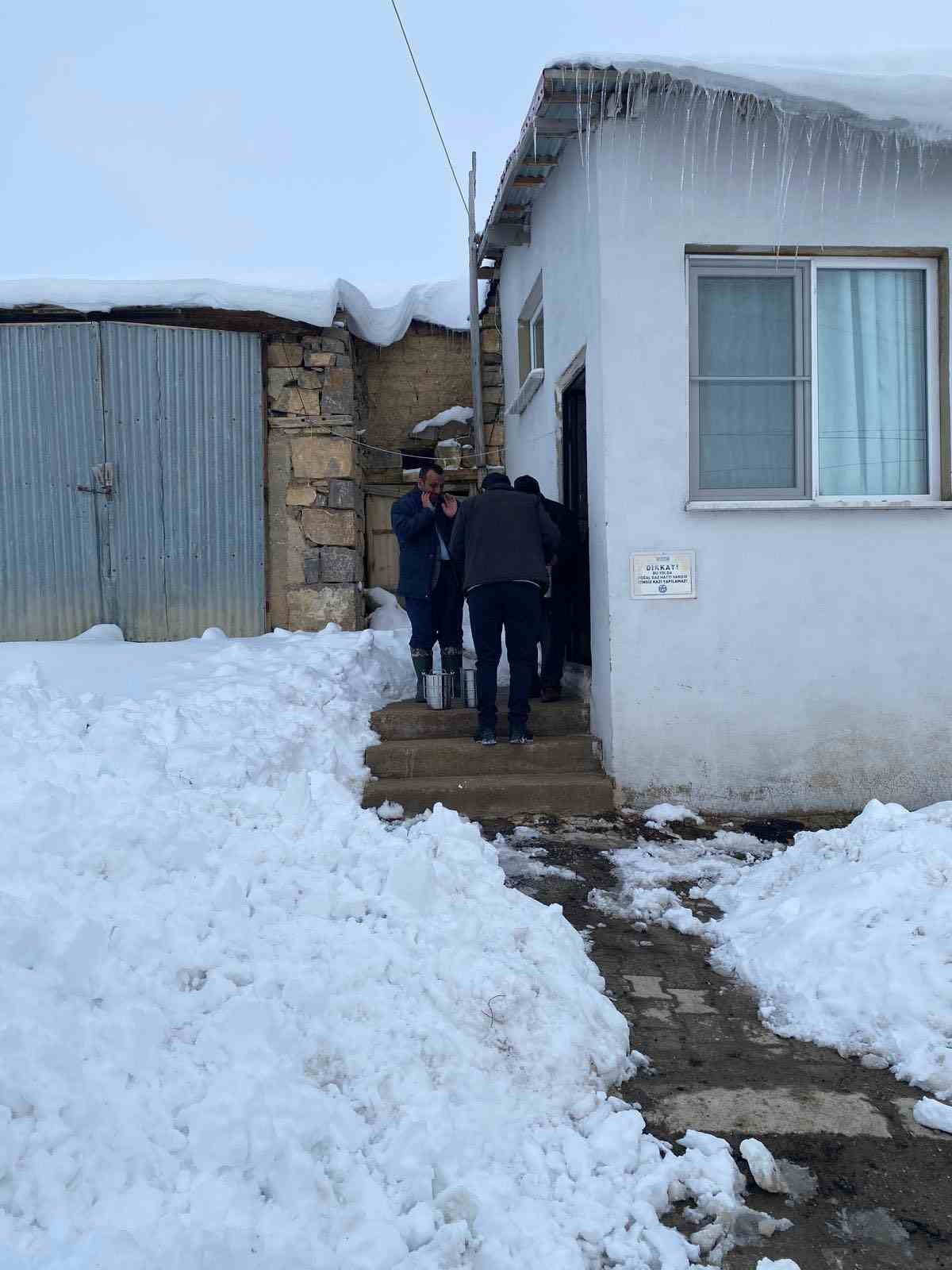 Demirözü’nde vatandaşlara ramazan ayında sıcak yemek ulaştırılıyor
