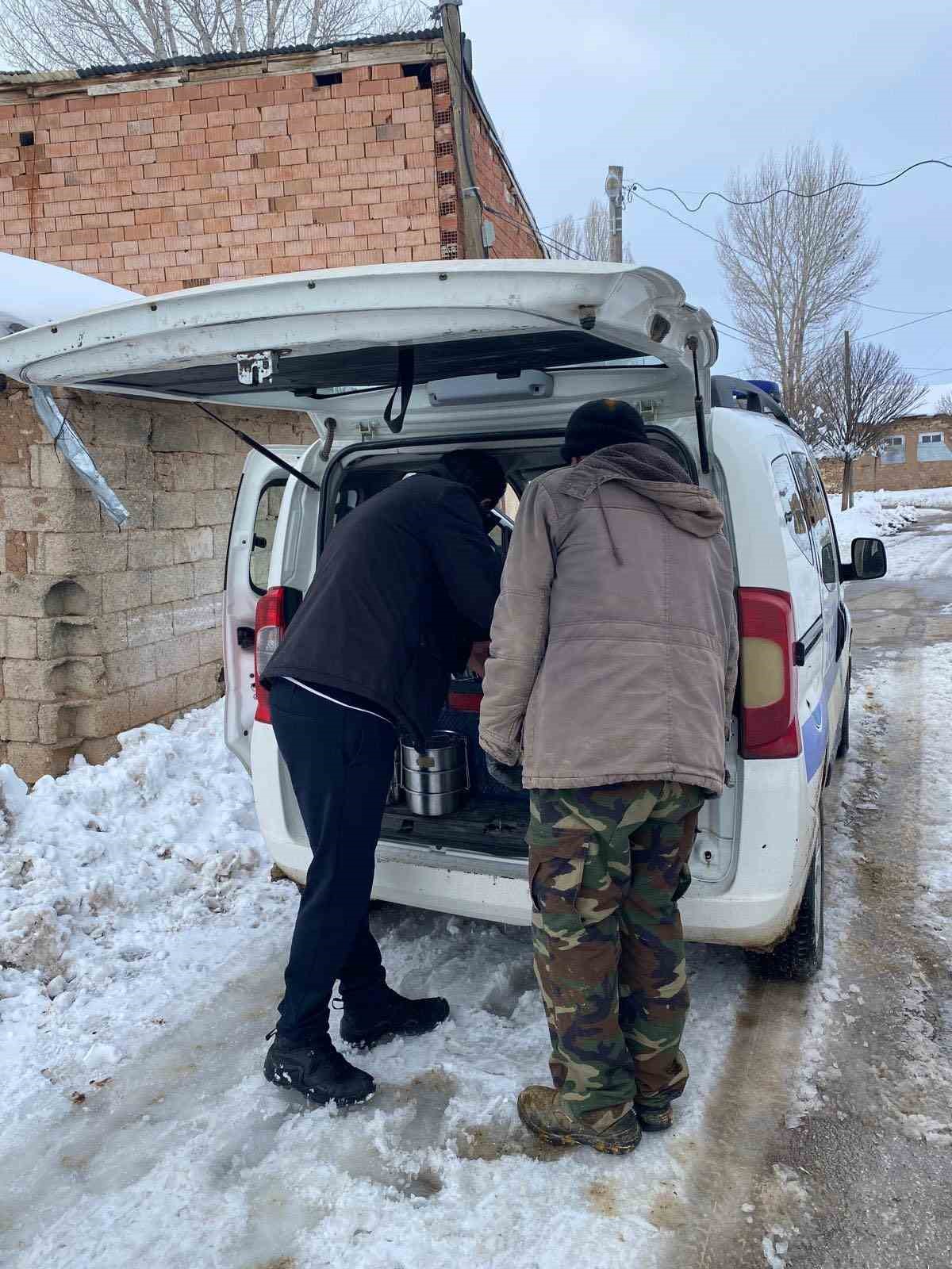 Demirözü’nde vatandaşlara ramazan ayında sıcak yemek ulaştırılıyor
