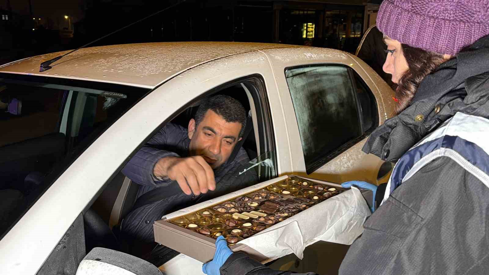 Denetime girenler ceza yerine çikolata yedi
