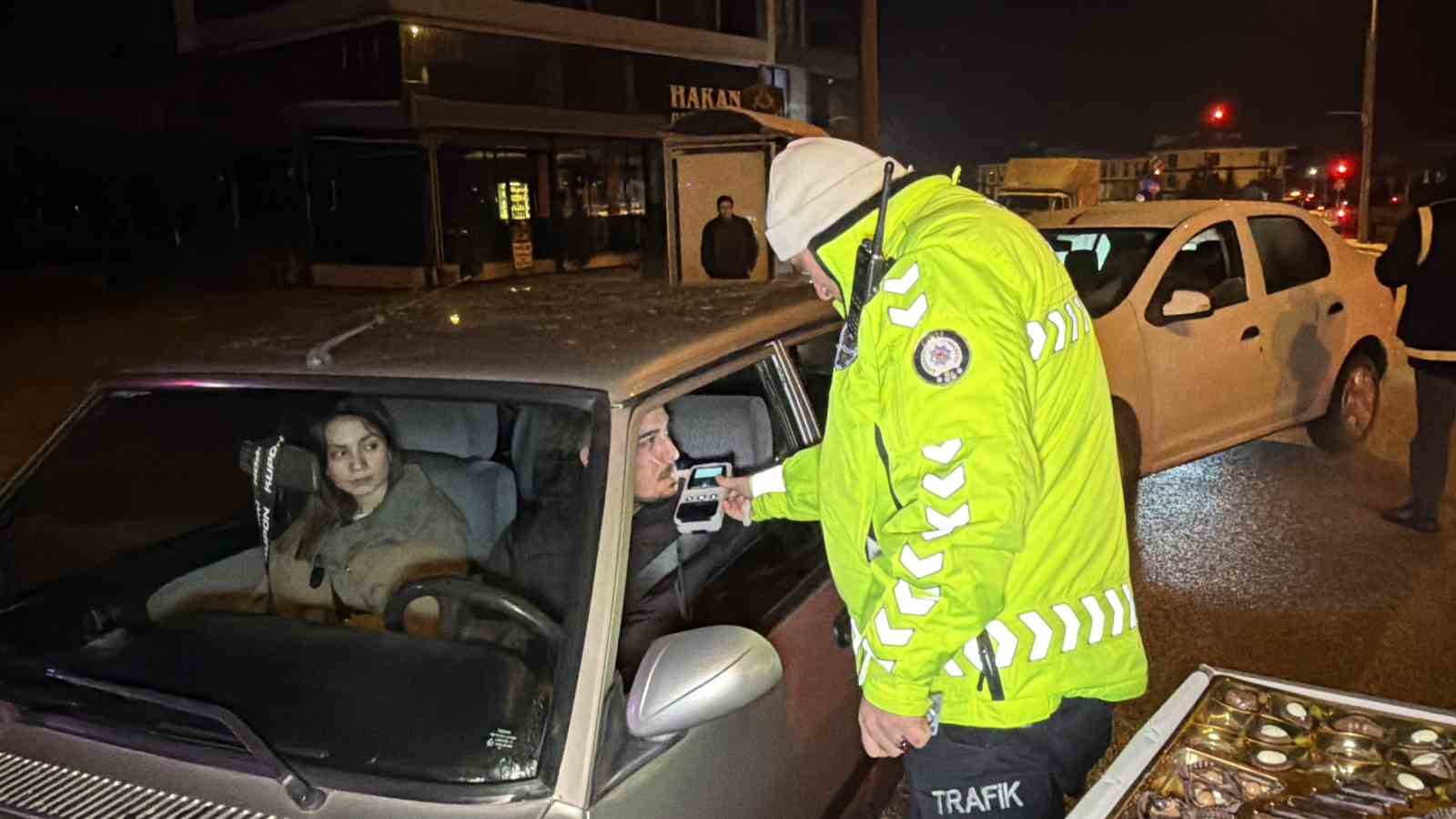 Denetime girenler ceza yerine çikolata yedi
