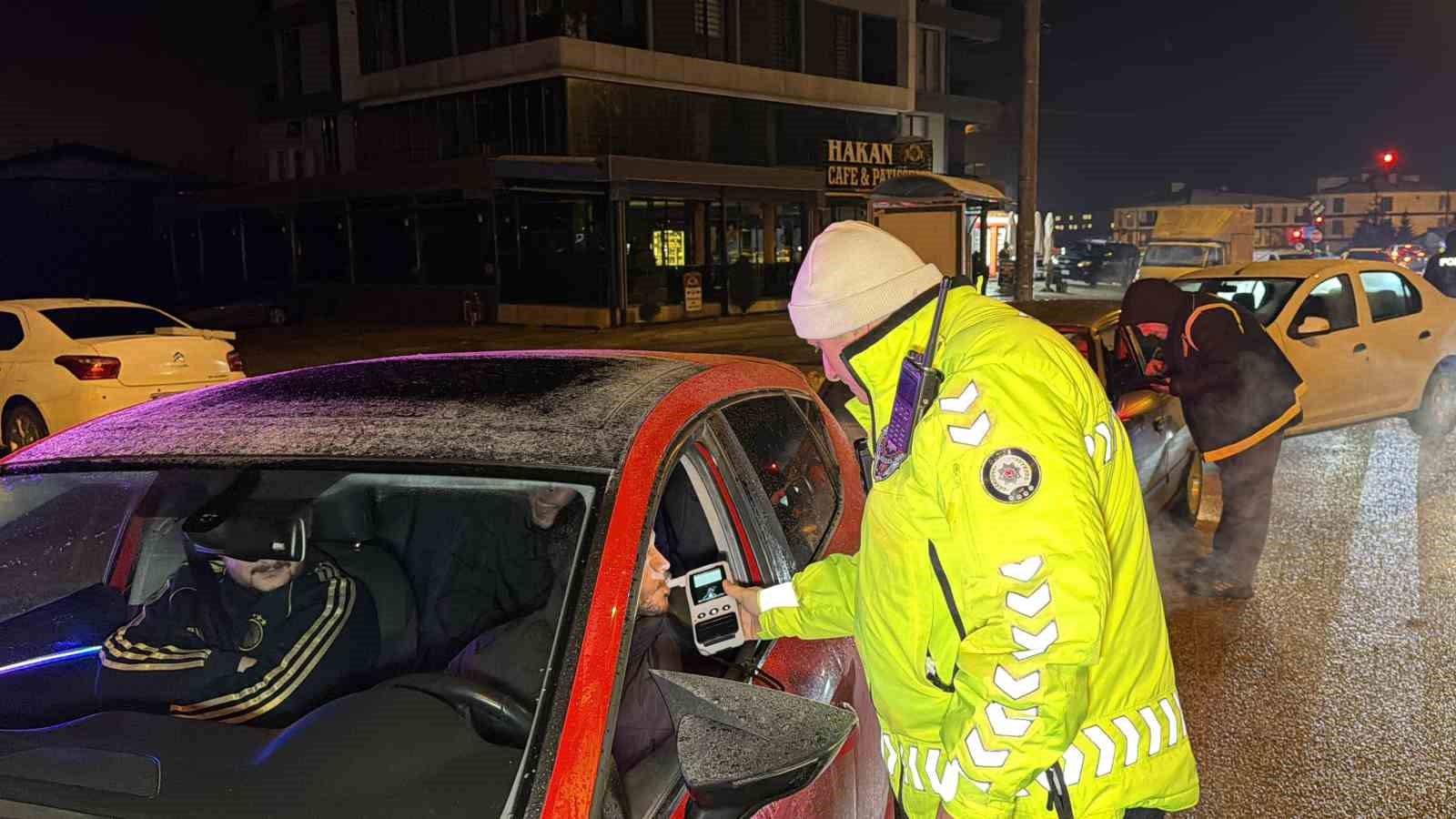 Denetime girenler ceza yerine çikolata yedi
