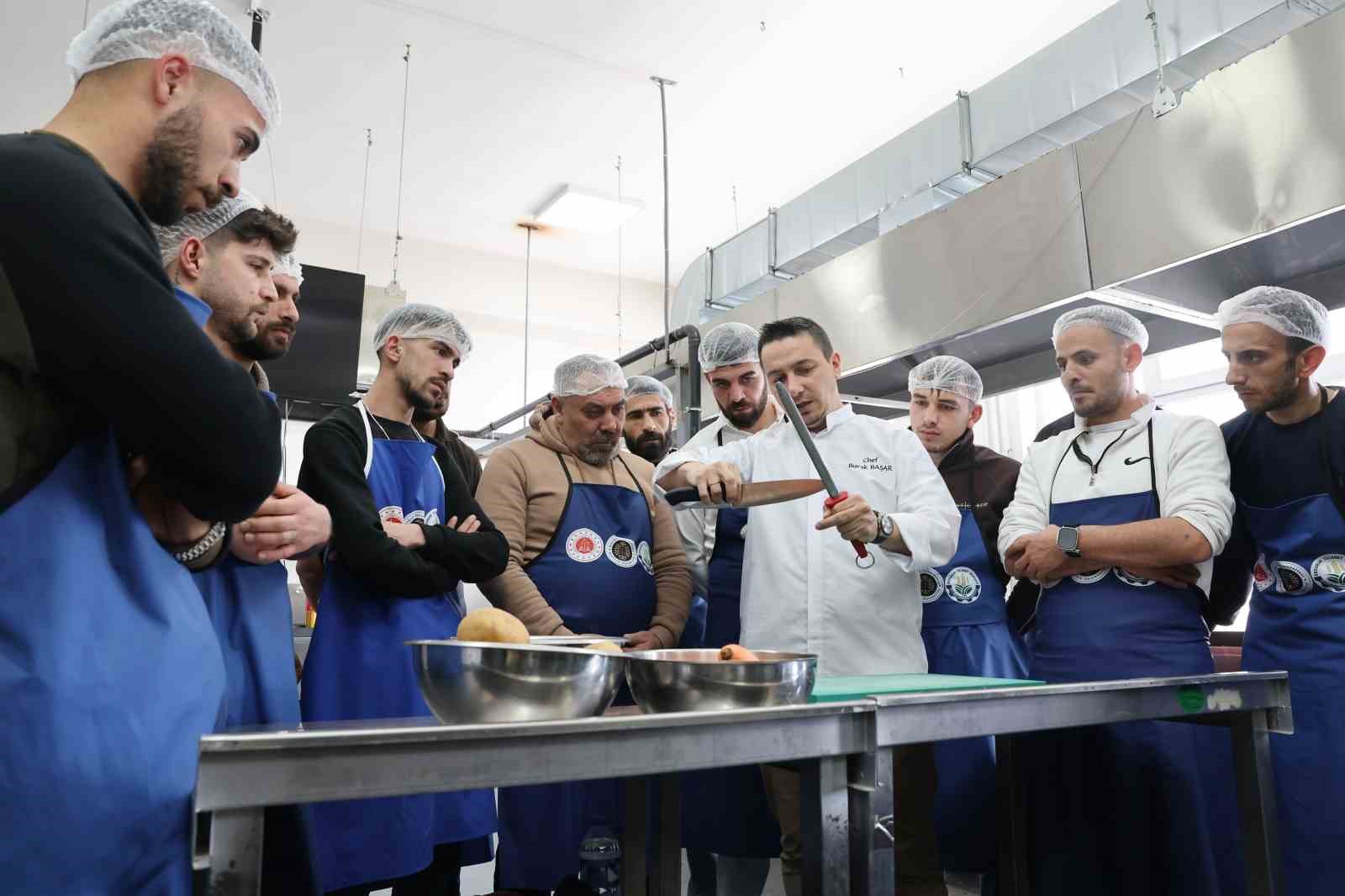 Denetimli serbestlik kapsamındaki 16 katılımcı, Atatürk Üniversitesinde Gastronomi ve mutfak sanatları eğitimi alacak
