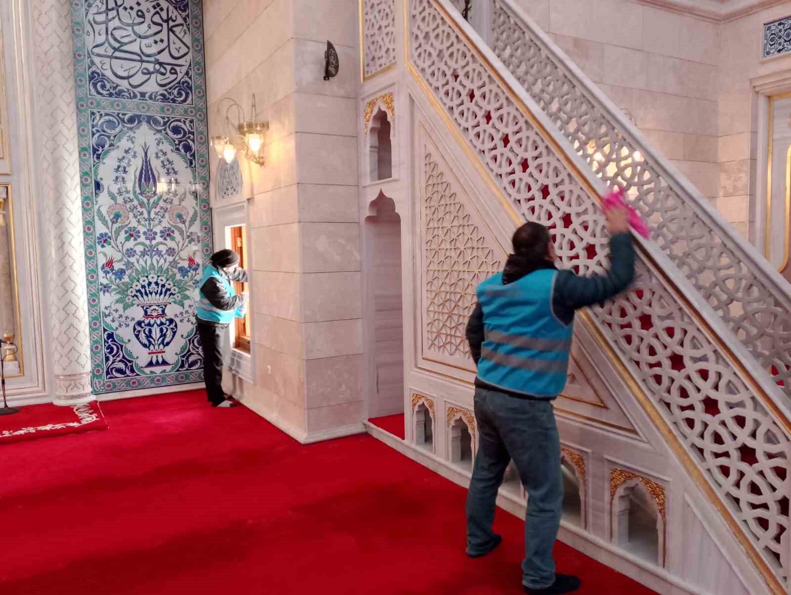 Denetimli serbestlikte cami temizlediler
