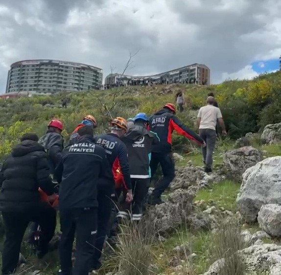 Dengesini kaybederek kayalıklardan düşen kadını ekipler kurtardı
