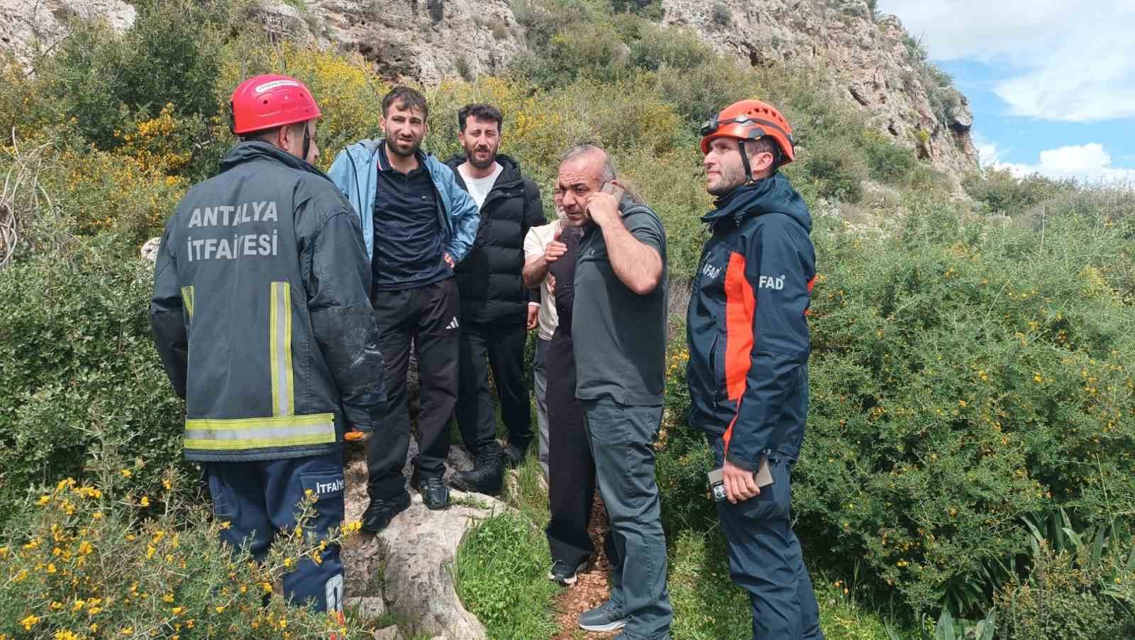 Dengesini kaybederek kayalıklardan düşen kadını ekipler kurtardı
