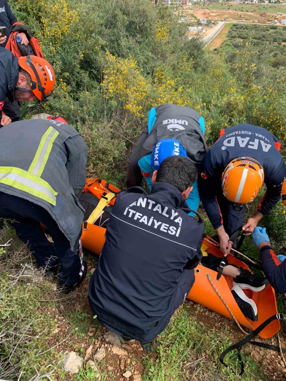 Dengesini kaybederek kayalıklardan düşen kadını ekipler kurtardı
