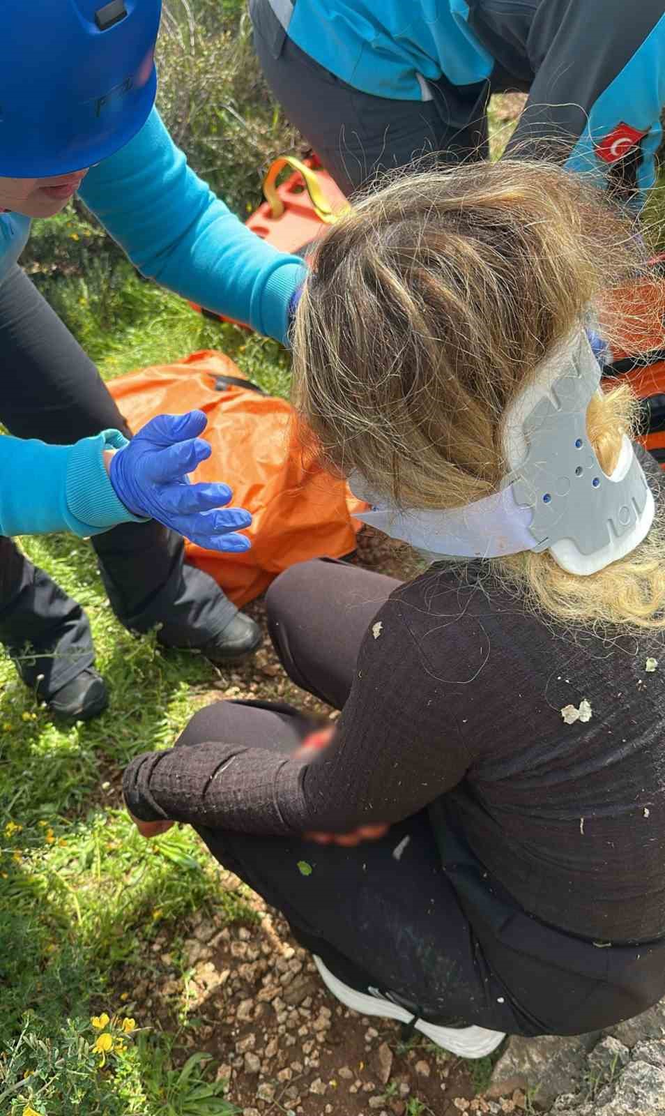 Dengesini kaybederek kayalıklardan düşen kadını ekipler kurtardı
