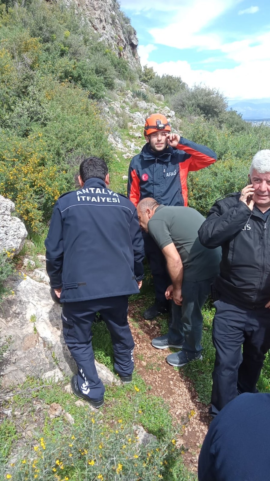 Dengesini kaybederek kayalıklardan düşen kadını ekipler kurtardı
