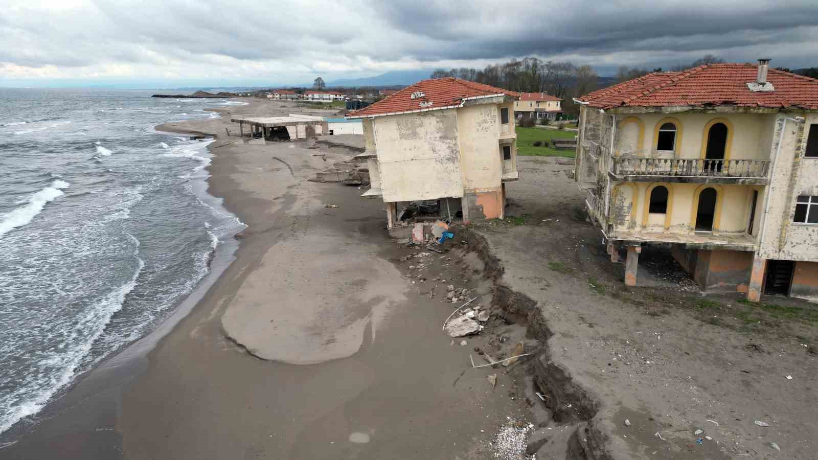 Deniz 100 metre içeri girdi, villalar çöktü
