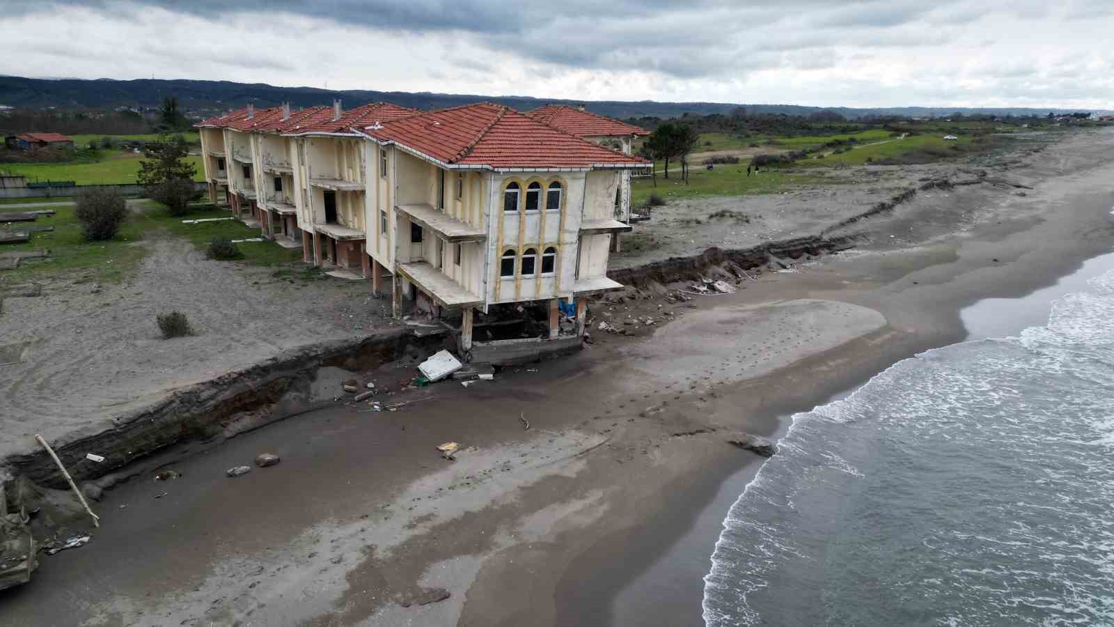 Deniz 100 metre içeri girdi, villalar çöktü
