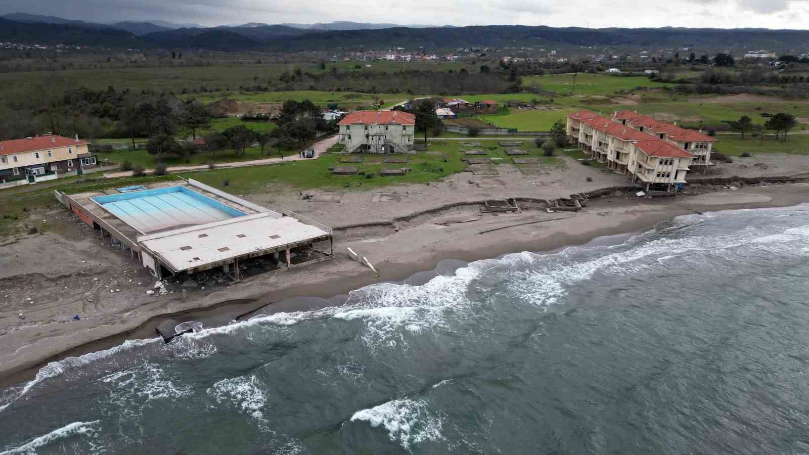 Deniz 100 metre içeri girdi, villalar çöktü
