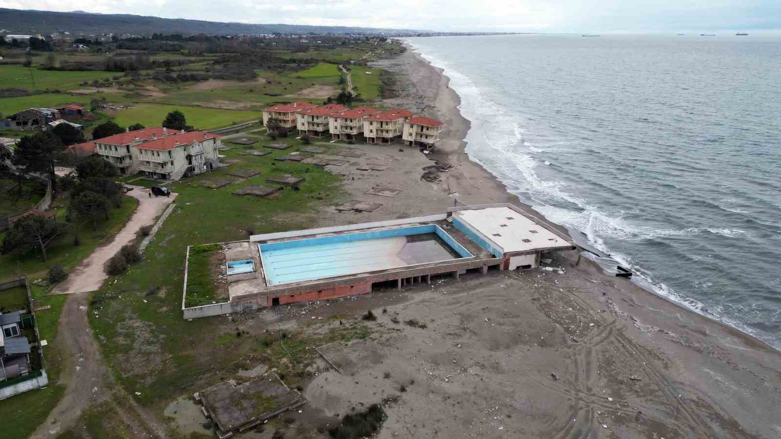 Deniz 100 metre içeri girdi, villalar çöktü
