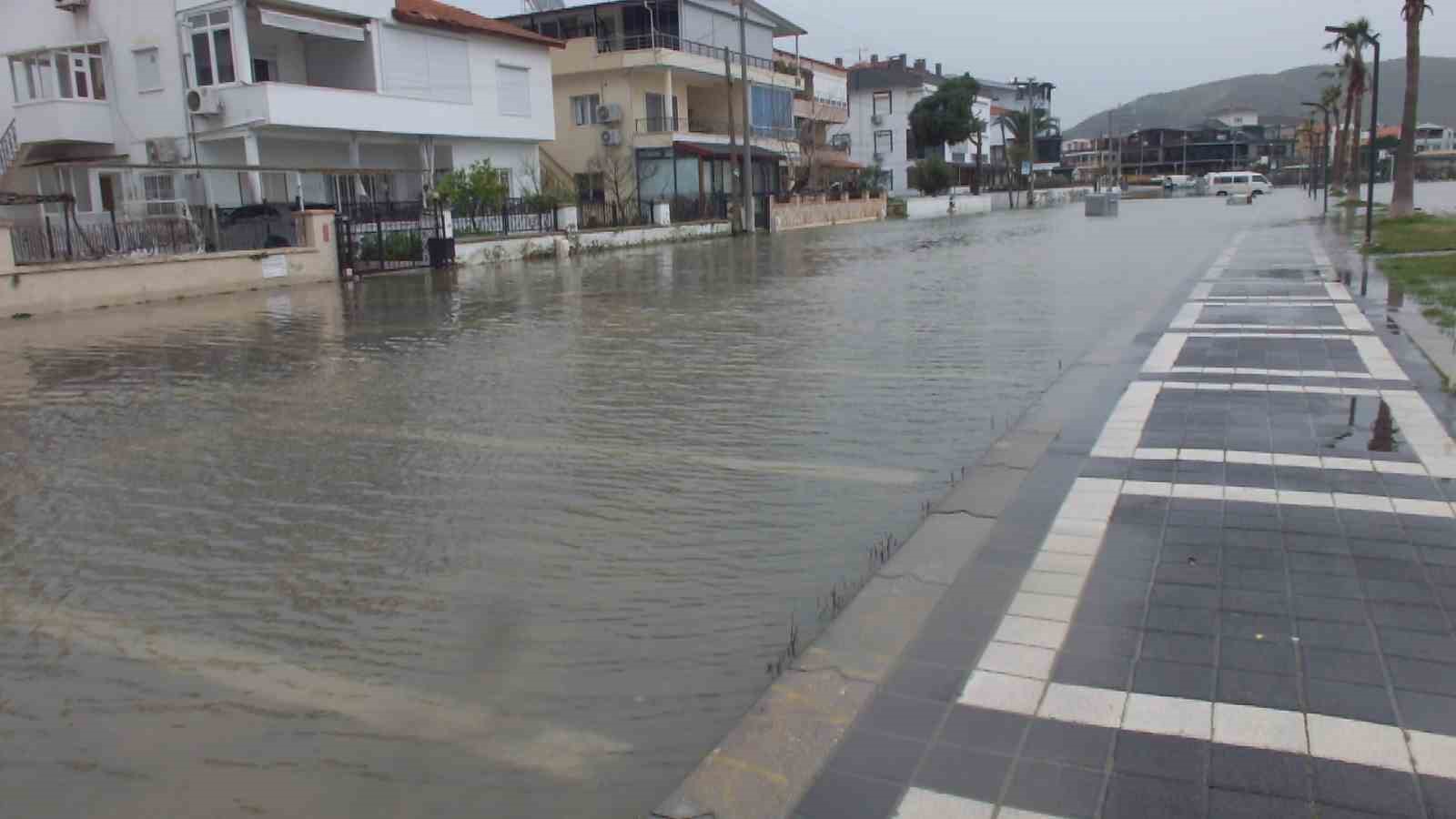 Deniz kabardı yollar göle döndü

