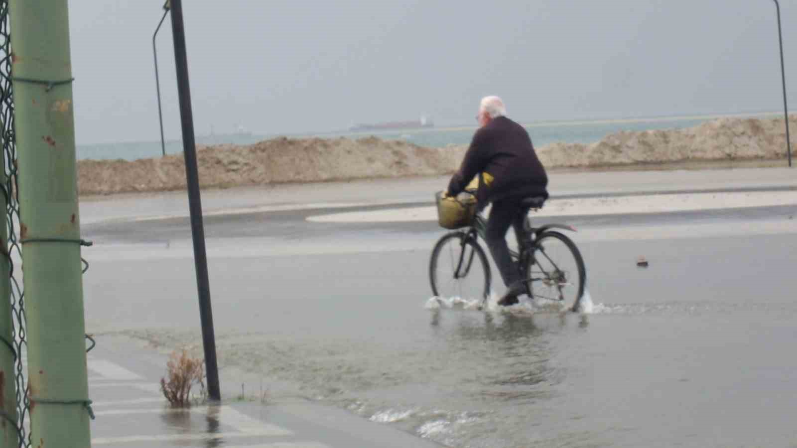 Deniz kabardı yollar göle döndü
