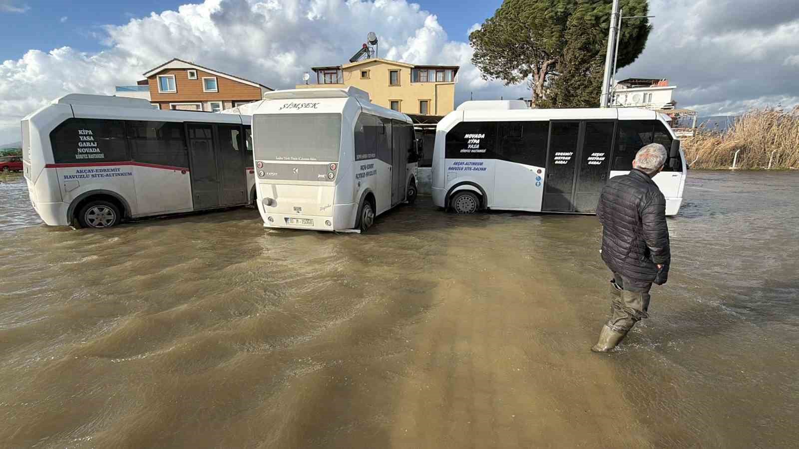 Deniz taştı, caddeler göle döndü
