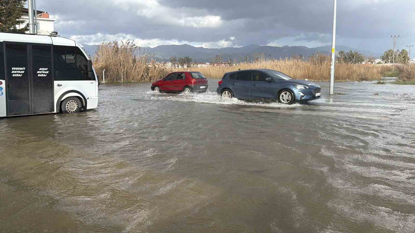 Deniz taştı, caddeler göle döndü

