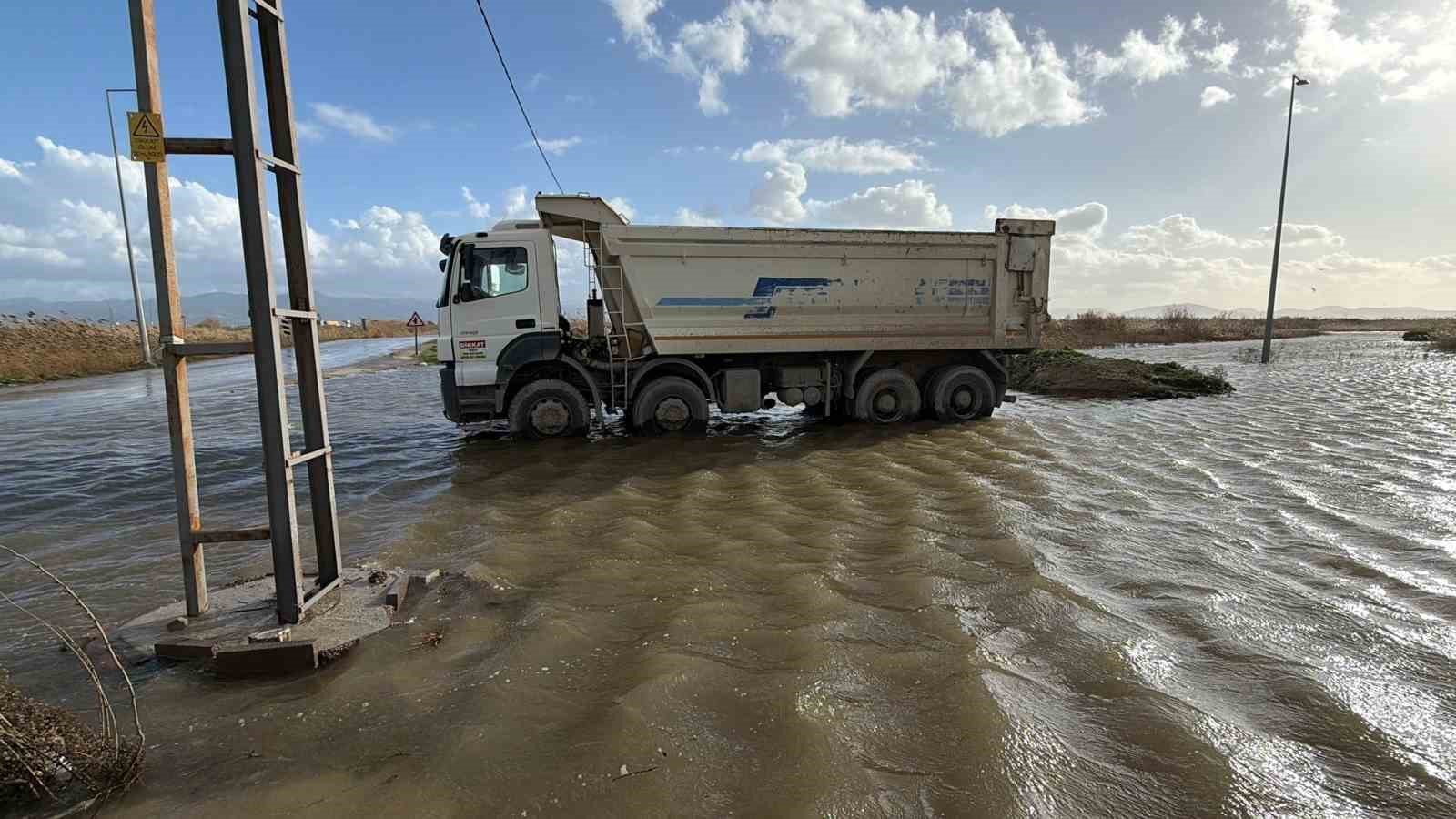 Deniz taştı, caddeler göle döndü
