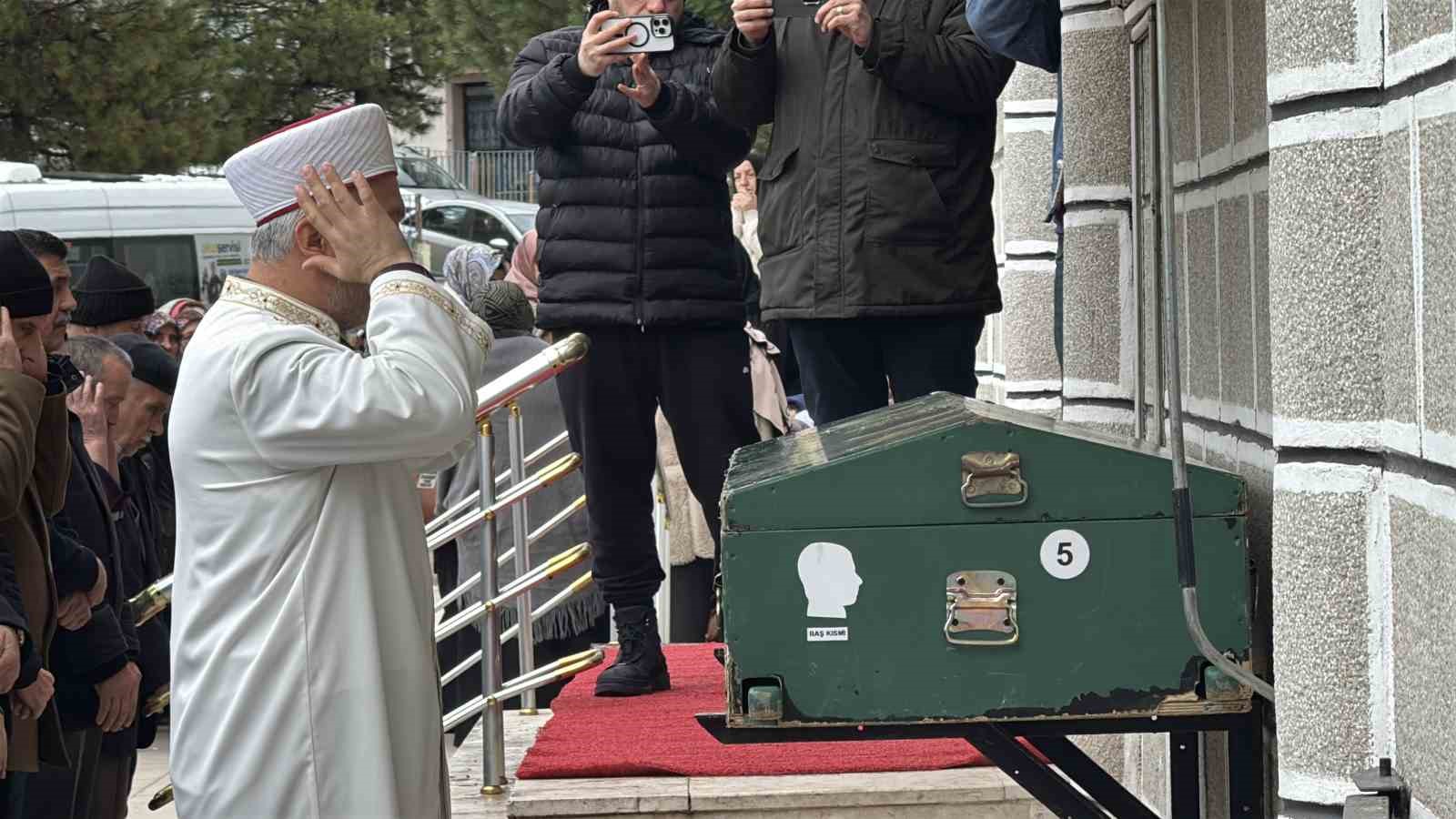 Denizde boğulan gencin cenazesi Karabük’te toprağa verildi
