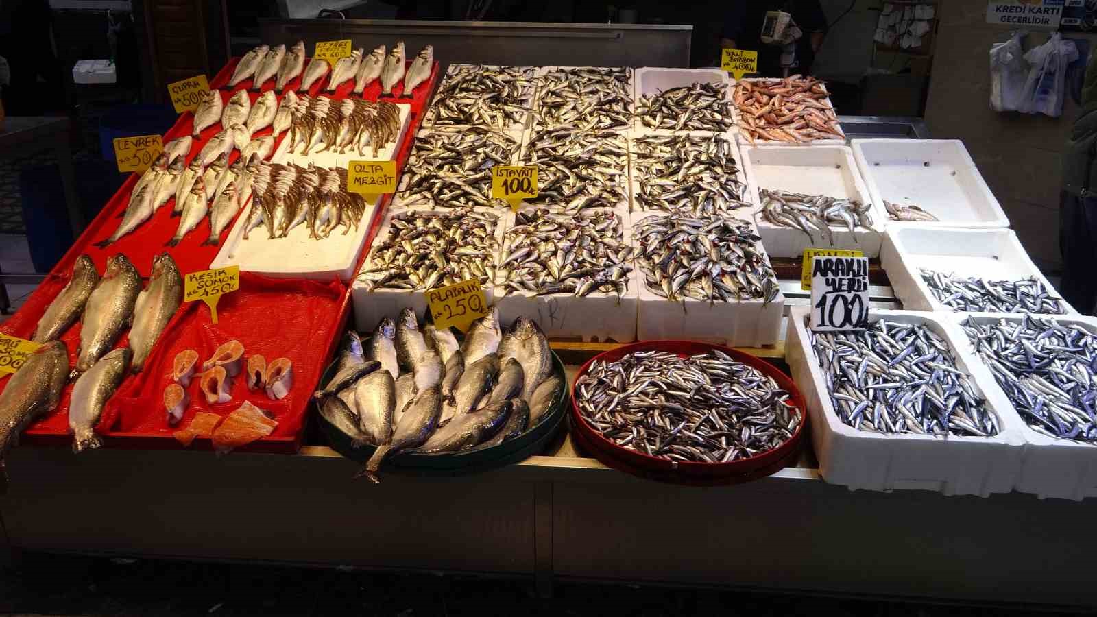 Denizdeki fırtına avını etkilese de balık fiyatlarını etkilemedi
Denizdeki fırtına avını etkilese de balık fiyatlarını etkilemedi