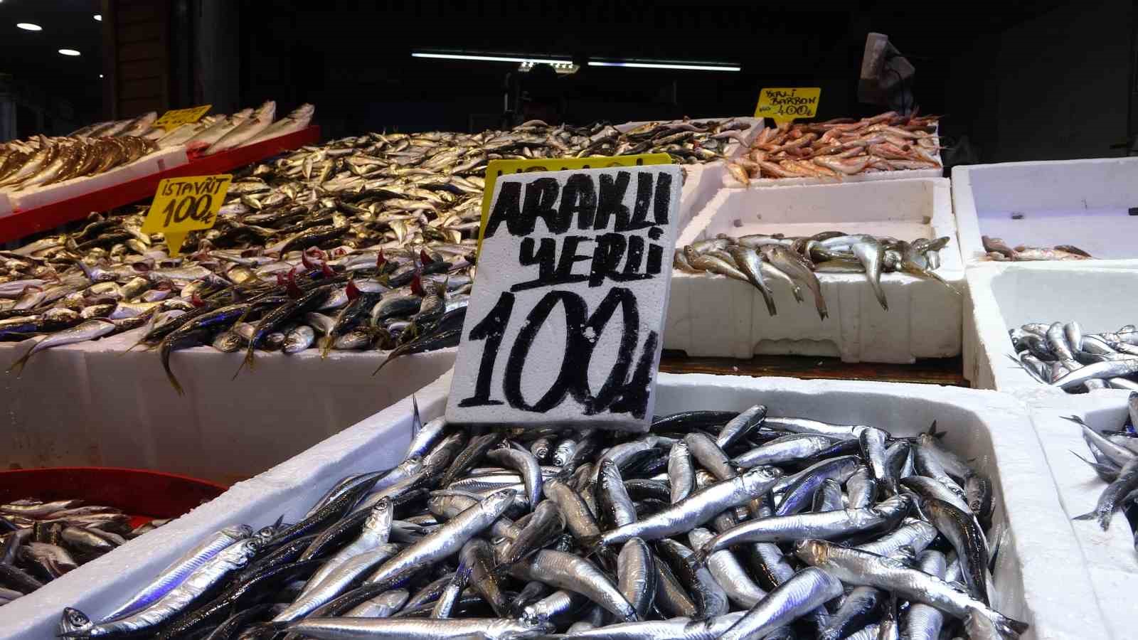 Denizdeki fırtına avını etkilese de balık fiyatlarını etkilemedi
Denizdeki fırtına avını etkilese de balık fiyatlarını etkilemedi