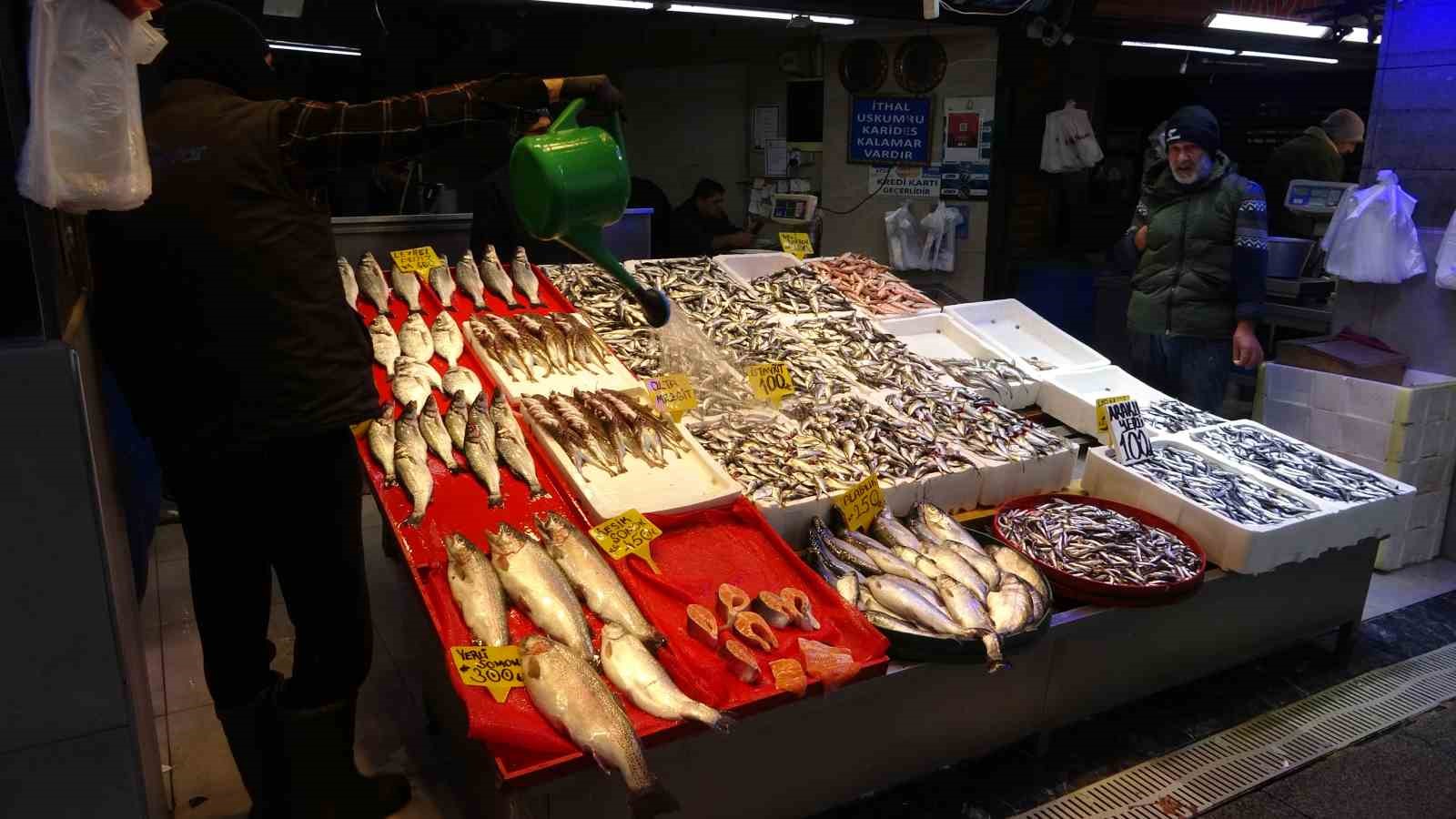 Denizdeki fırtına avını etkilese de balık fiyatlarını etkilemedi
Denizdeki fırtına avını etkilese de balık fiyatlarını etkilemedi