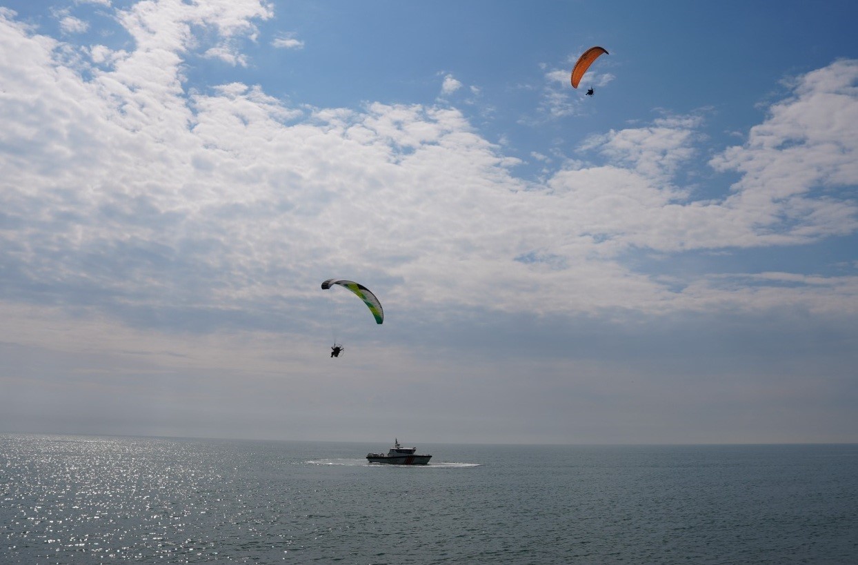 Denizden sahil güvenlik, havadan paramotorlar destek verdi, öğrenciler suyun önemine dikkat çekti
