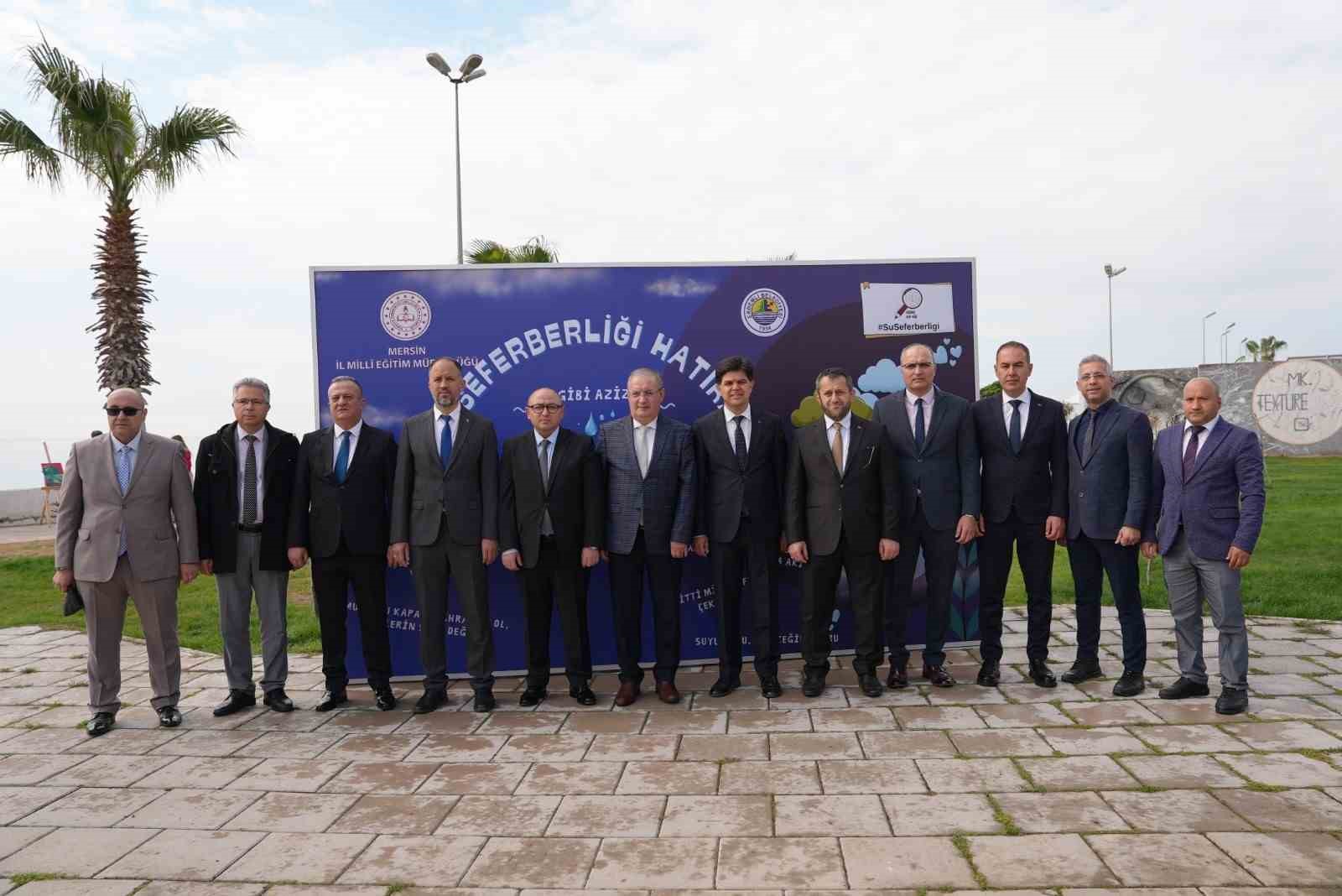 Denizden sahil güvenlik, havadan paramotorlar destek verdi, öğrenciler suyun önemine dikkat çekti
