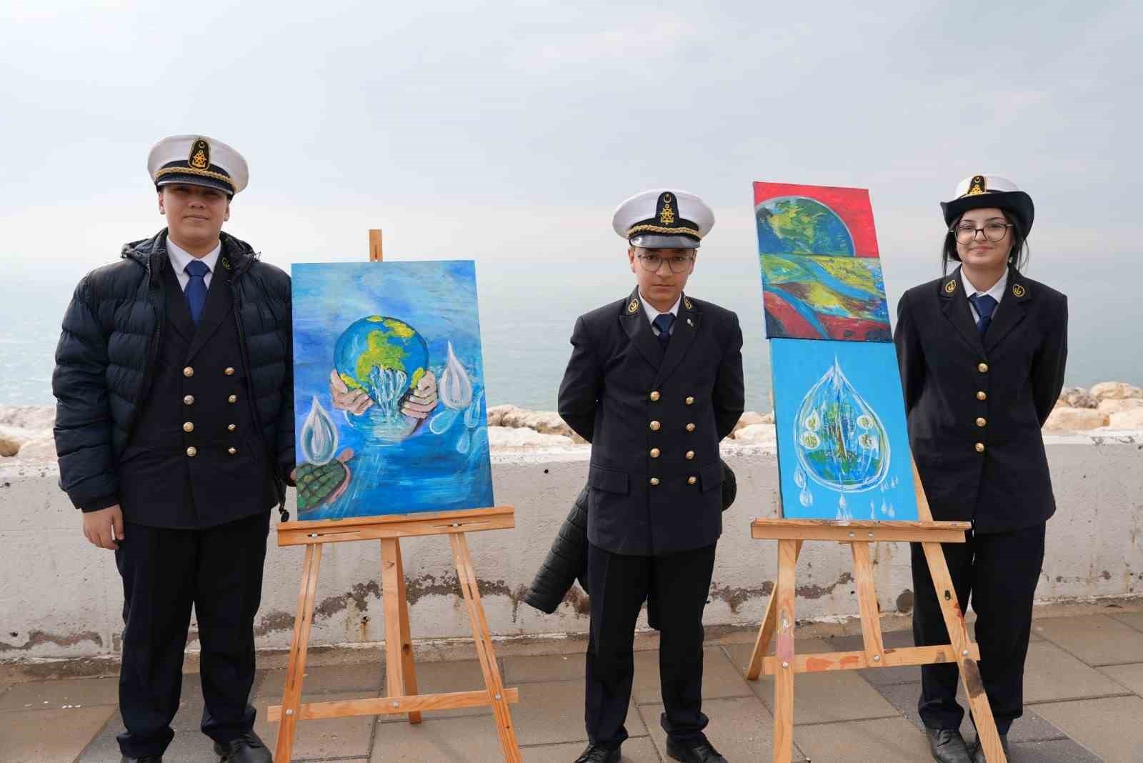 Denizden sahil güvenlik, havadan paramotorlar destek verdi, öğrenciler suyun önemine dikkat çekti
