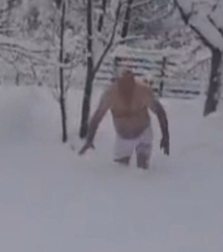 "Denize giremedik bari karda yüzelim" dedi, karda kulaç attı
