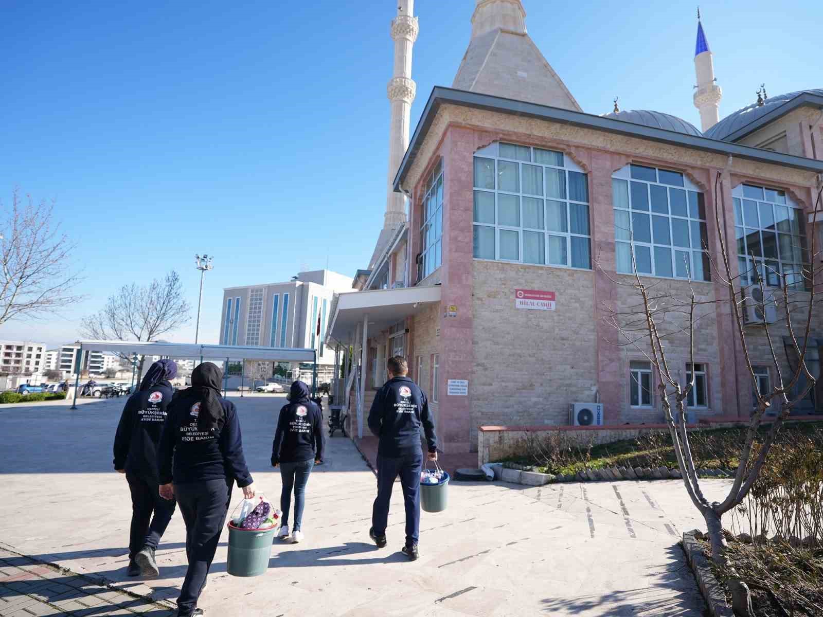 Denizli Büyükşehir Belediyesi Ramazan ayı öncesi camilerde temizlik seferberliği başlattı
