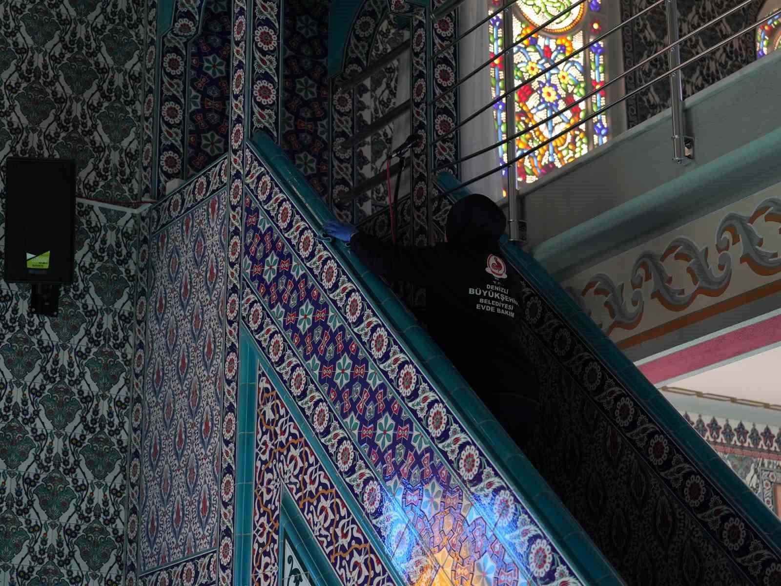 Denizli Büyükşehir Belediyesi Ramazan ayı öncesi camilerde temizlik seferberliği başlattı
