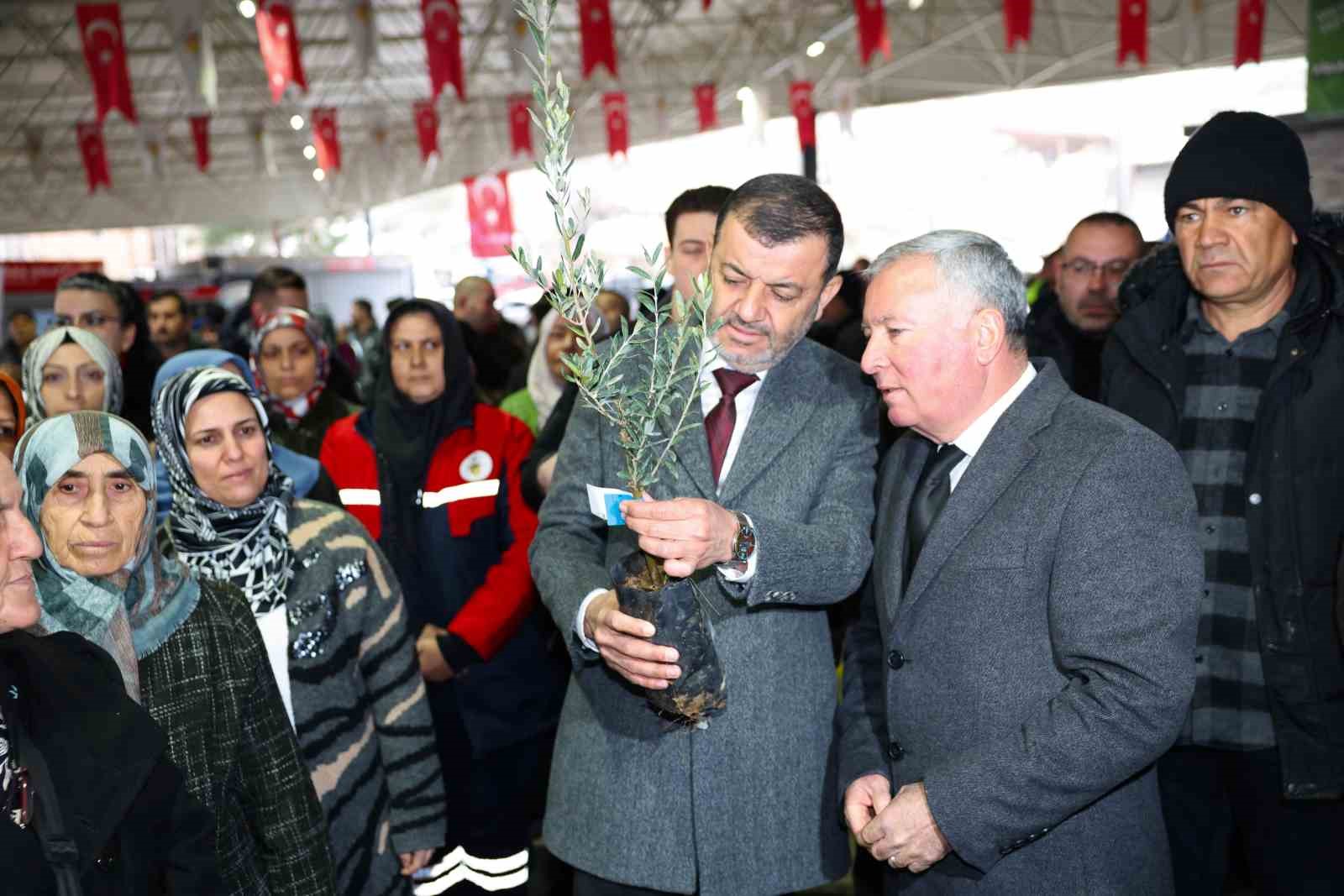 Denizli  Büyükşehir ve Honaz Belediyesi üreticiye destek amacıyla zeytin ve meyve fidanı dağıttı
