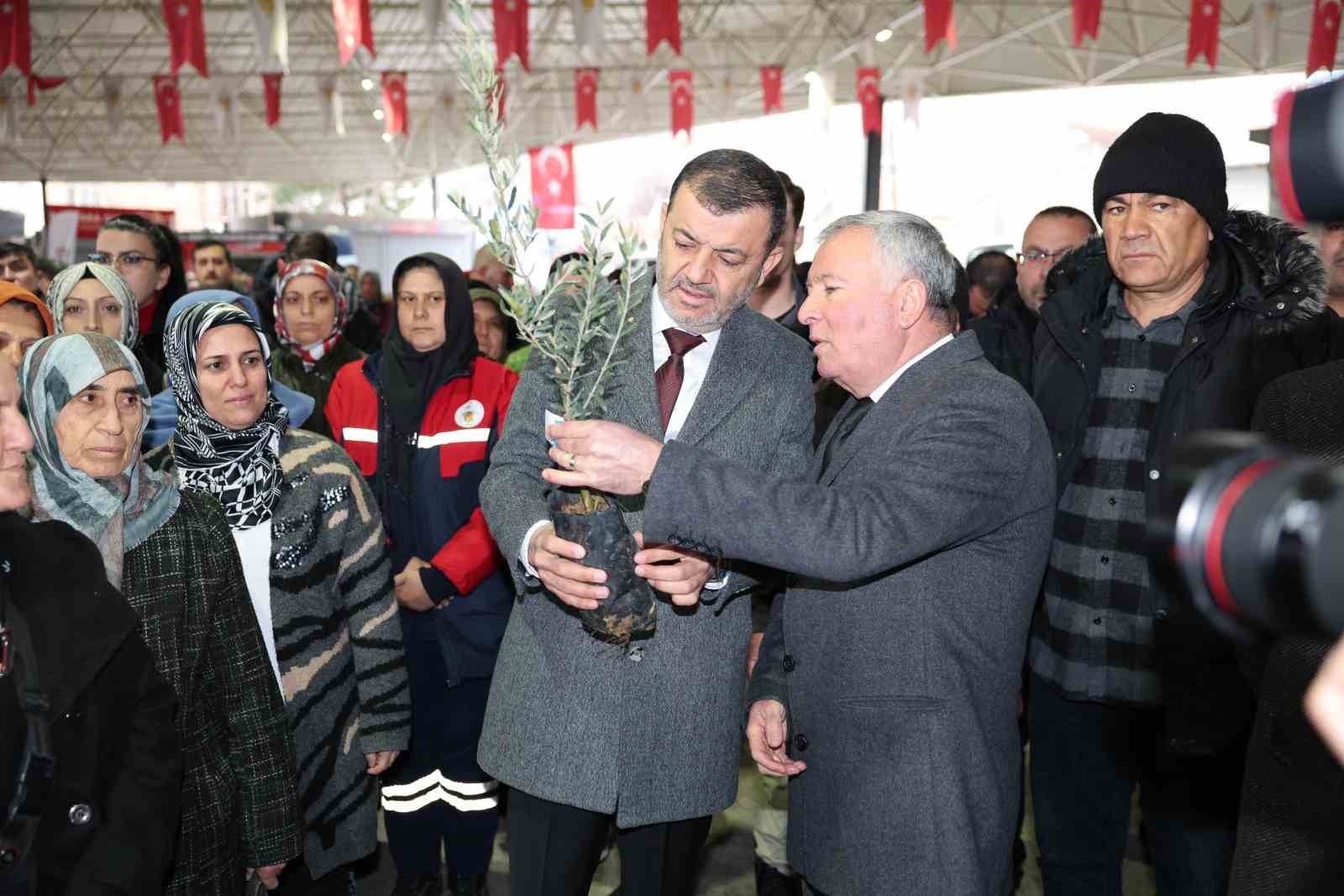 Denizli  Büyükşehir ve Honaz Belediyesi üreticiye destek amacıyla zeytin ve meyve fidanı dağıttı
