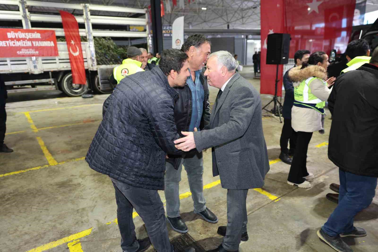 Denizli  Büyükşehir ve Honaz Belediyesi üreticiye destek amacıyla zeytin ve meyve fidanı dağıttı
