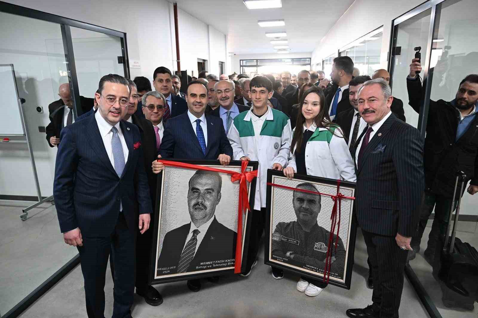Denizli Model Fabrikayı açan Bakan Kacır, DOSTEM öğrencileriyle bir araya geldi
