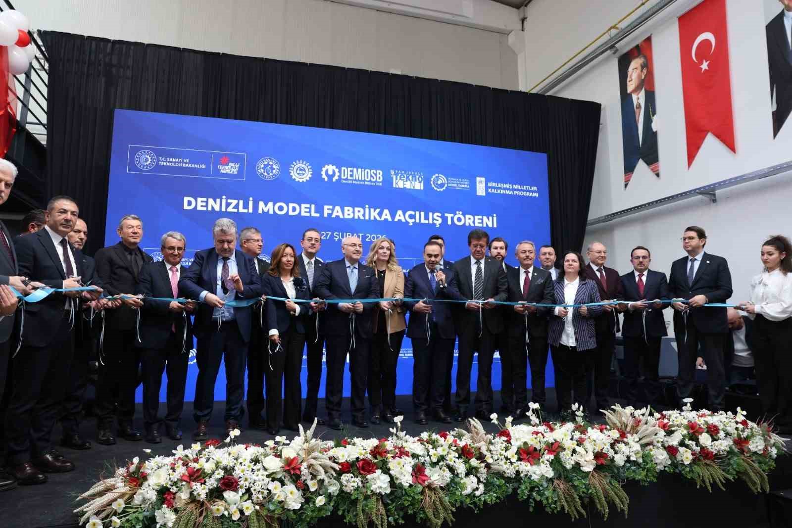 Denizli Model Fabrikayı açan Bakan Kacır, DOSTEM öğrencileriyle bir araya geldi
