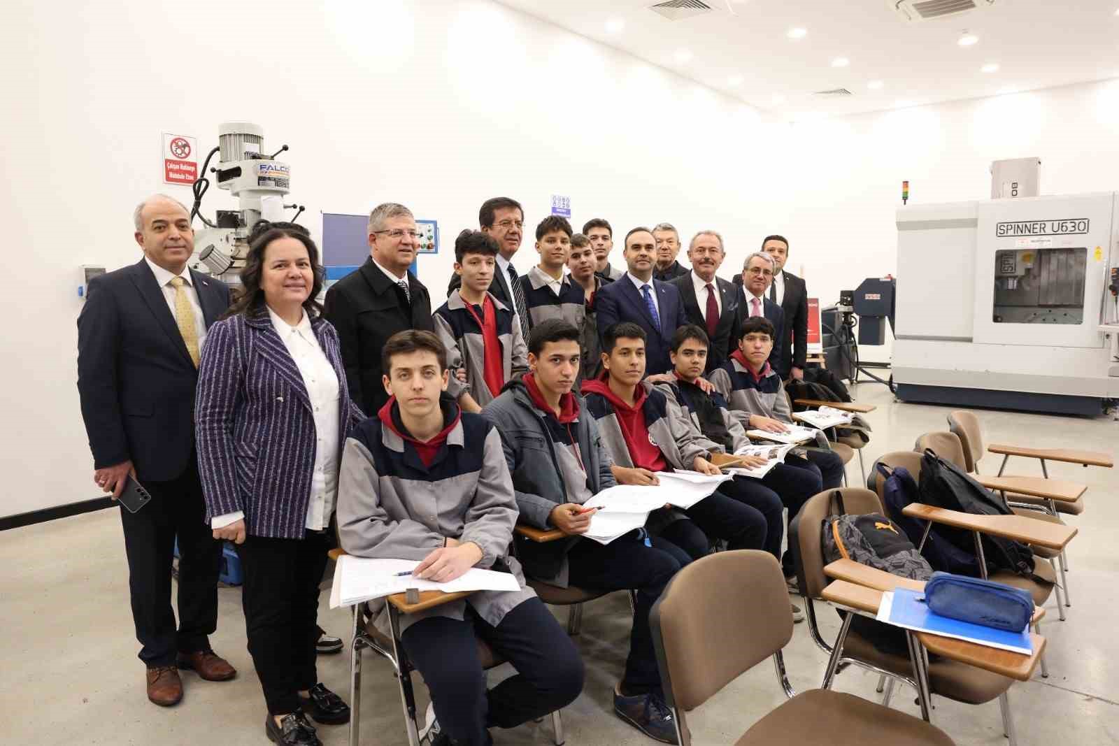 Denizli Model Fabrikayı açan Bakan Kacır, DOSTEM öğrencileriyle bir araya geldi
