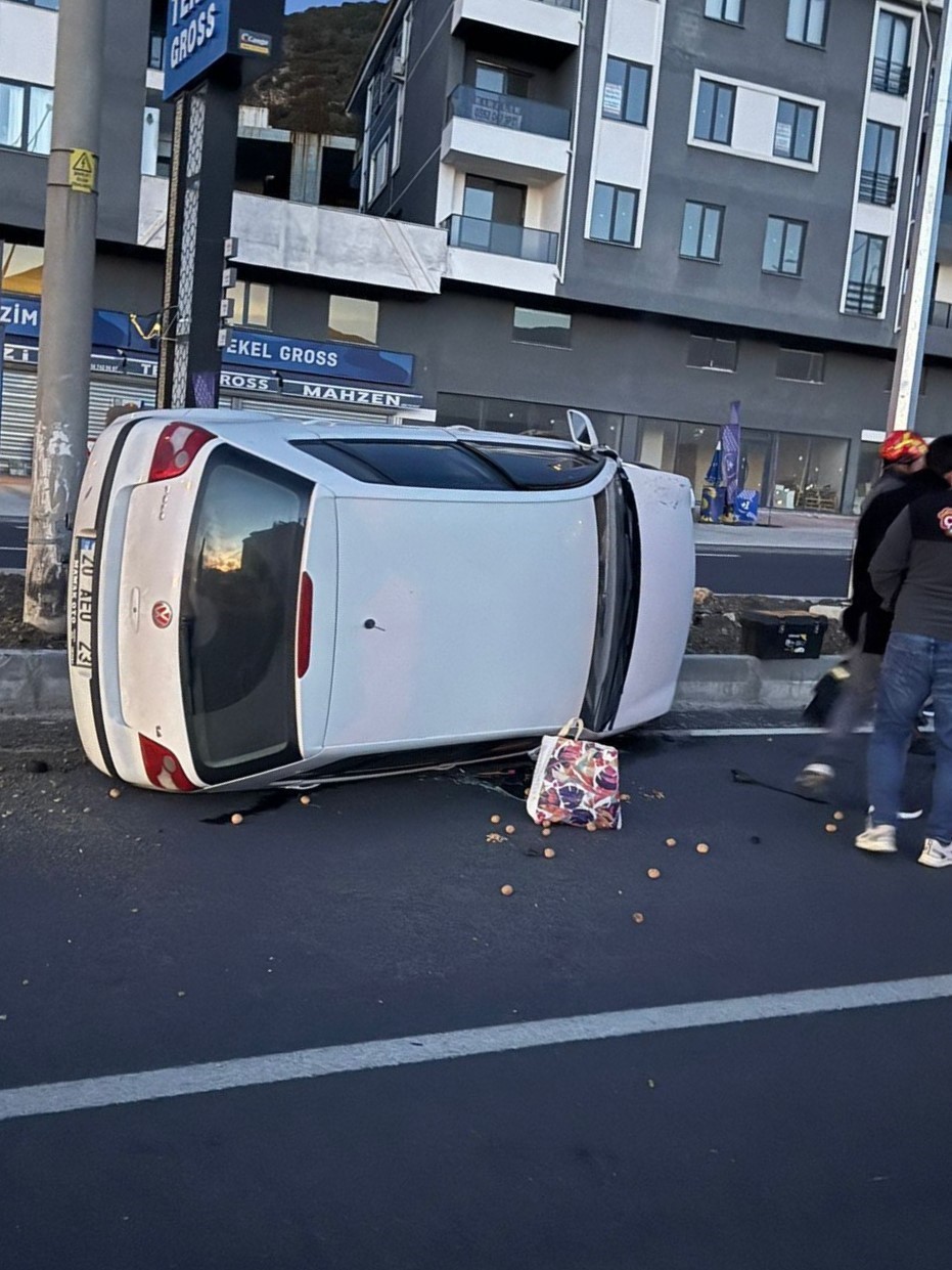 Denizli-Serinhisar karayolunda 2 araç takla attı; 5 yaralı
