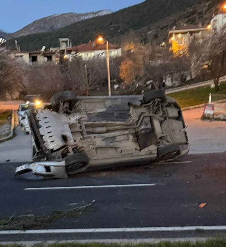 Denizli-Serinhisar karayolunda 2 araç takla attı; 5 yaralı
