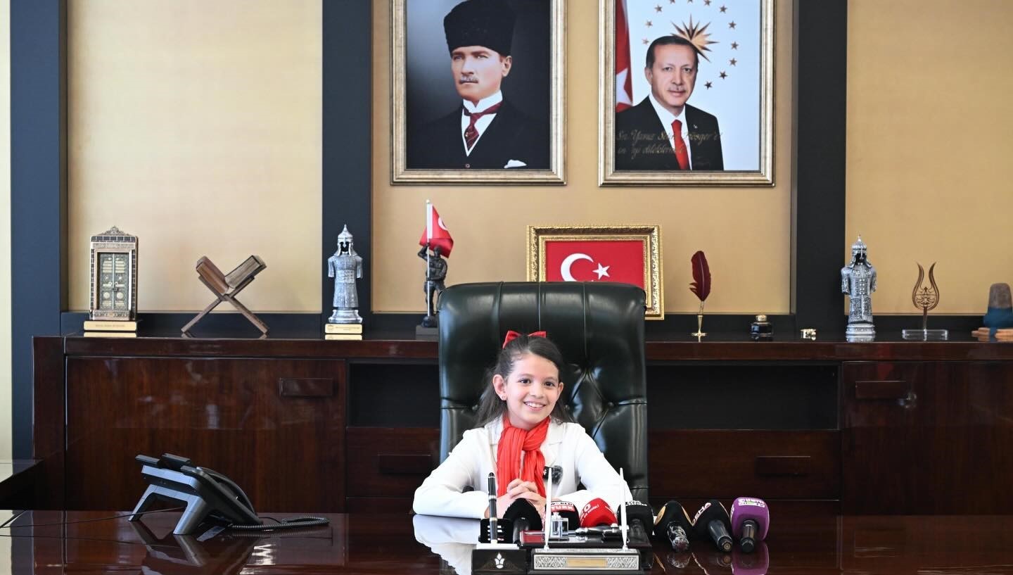 Denizli Valisi Köşger, makam koltuğunu minik İpek’e devretti
