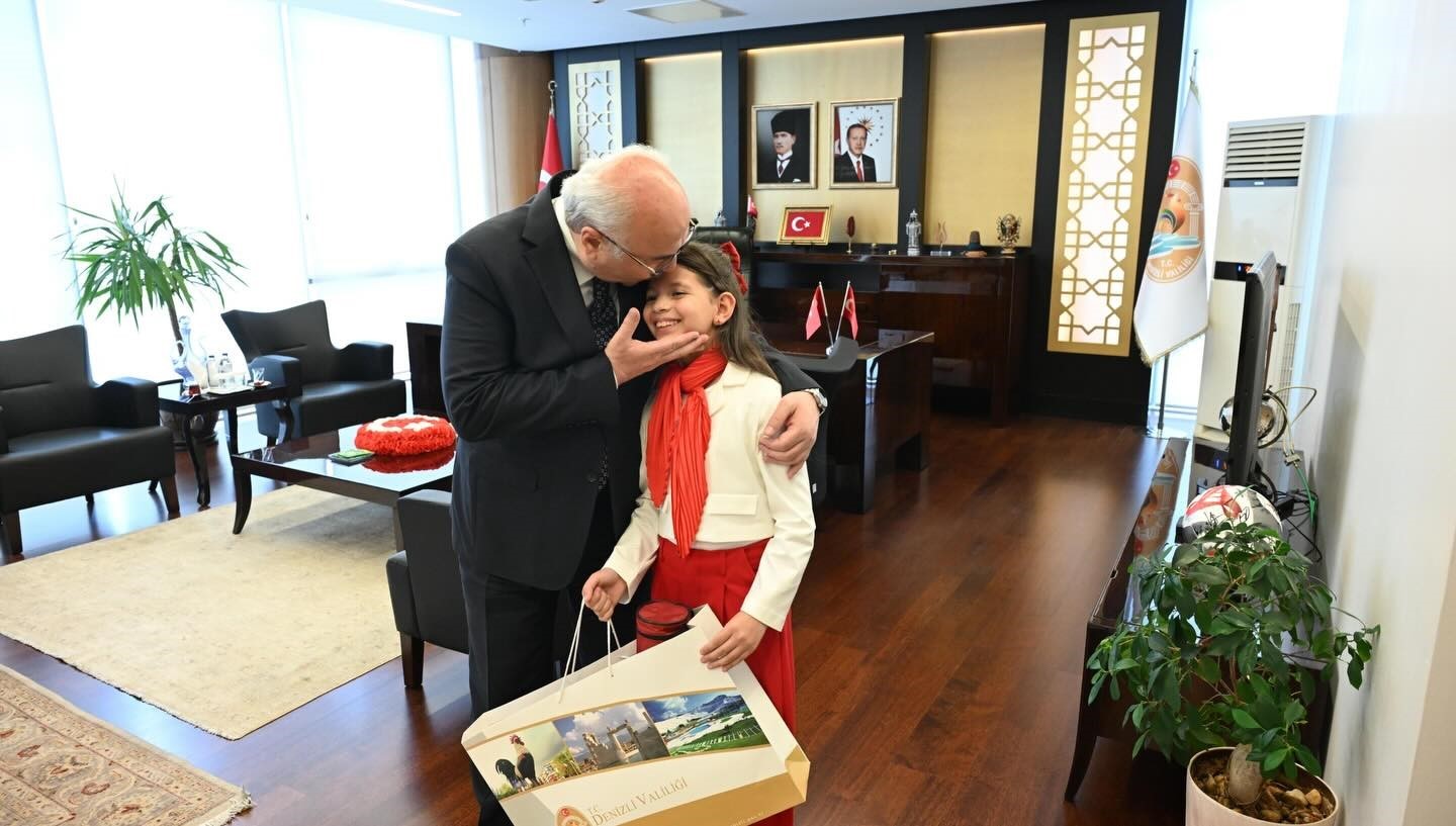 Denizli Valisi Köşger, makam koltuğunu minik İpek’e devretti
