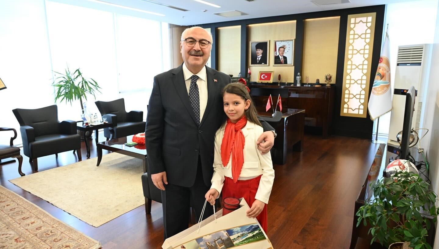 Denizli Valisi Köşger, makam koltuğunu minik İpek’e devretti

