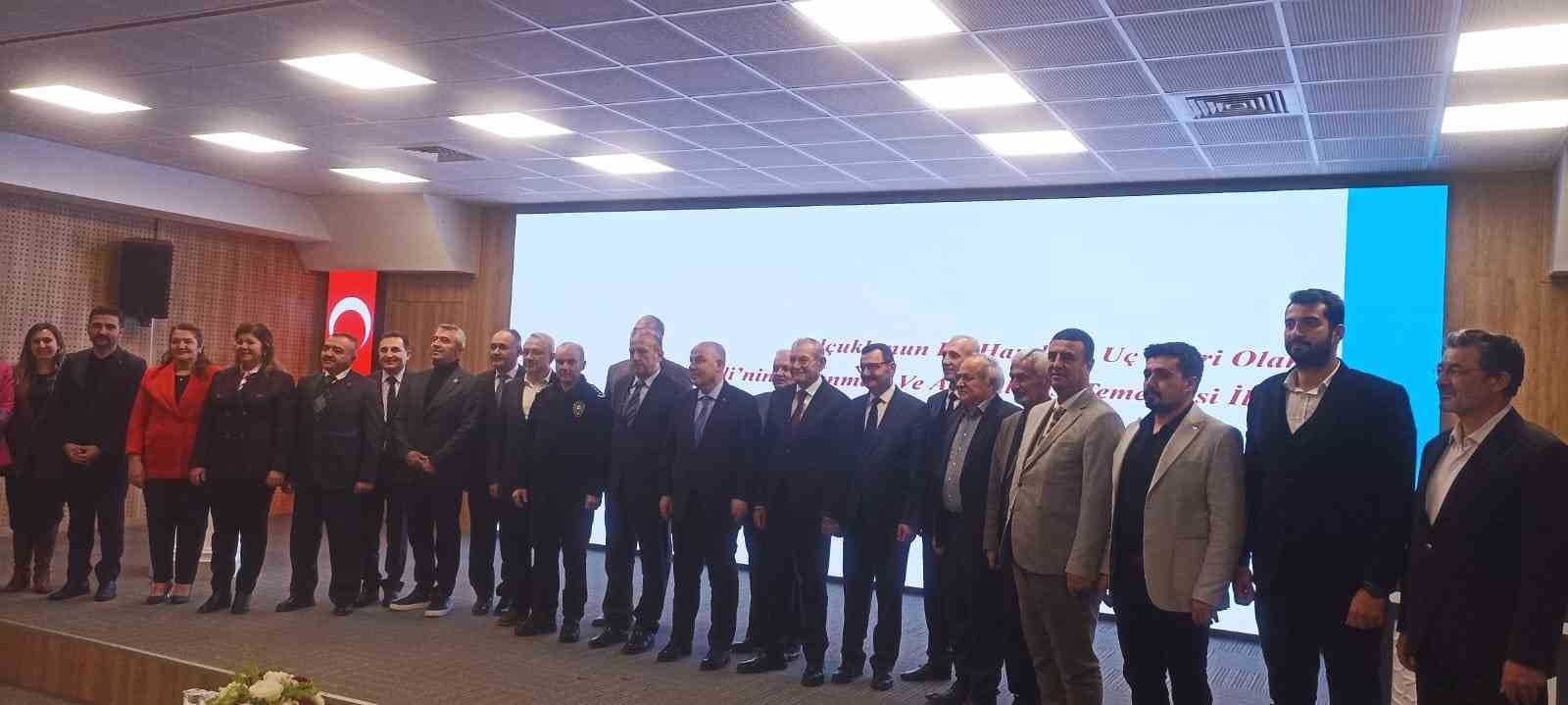 Denizli’de ’2025 Altın Ok’ ödülü Vali Coşkun’a verildi
Denizli’de ’2025 Altın Ok’ ödülü Vali Coşkun’a verildi