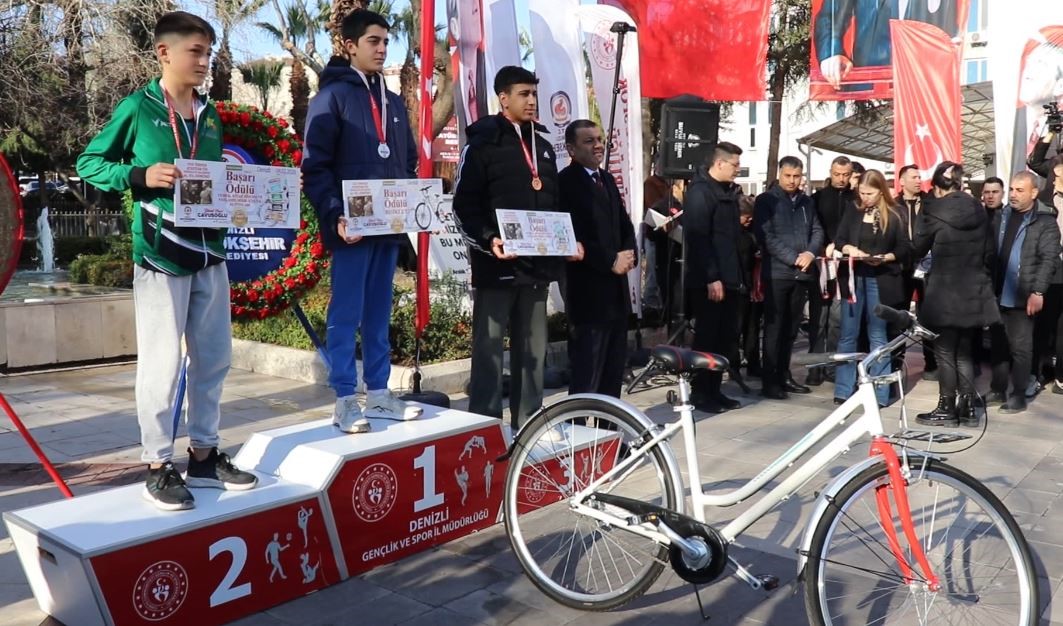 Denizli’de Atatürk Yol Koşusu çekişmeye sahne oldu
