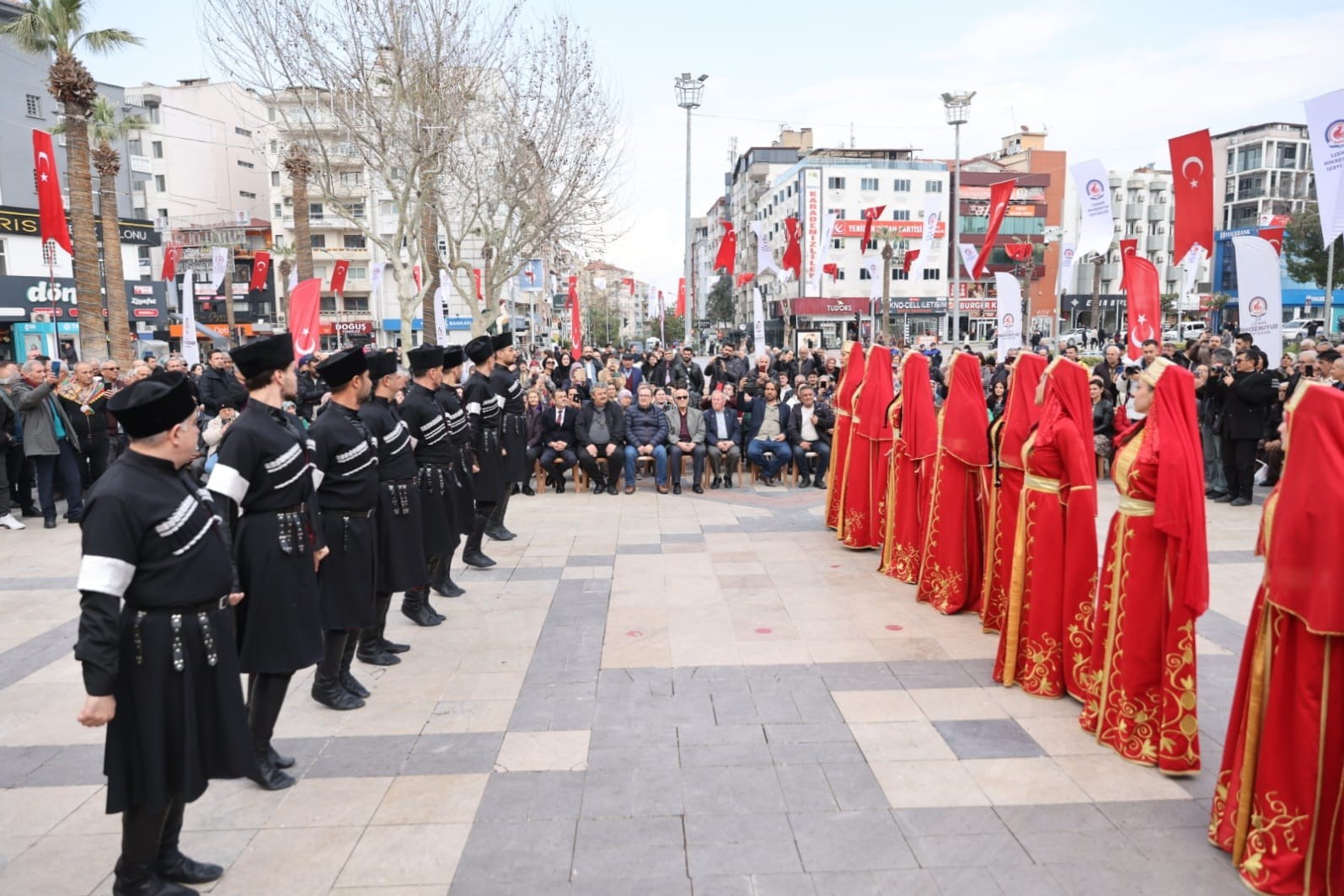 Denizli’de bahara görkemli karşılama
Denizli’de bahara görkemli karşılama