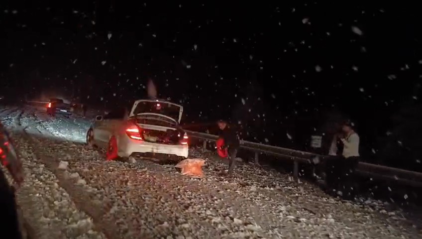 Denizli’de baharda yağan lapa lapa kar araçları yolda bıraktı
