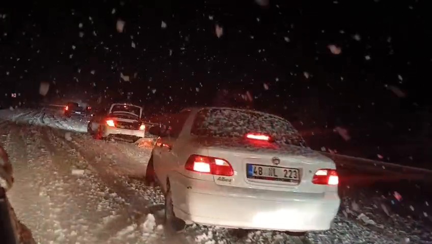 Denizli’de baharda yağan lapa lapa kar araçları yolda bıraktı
