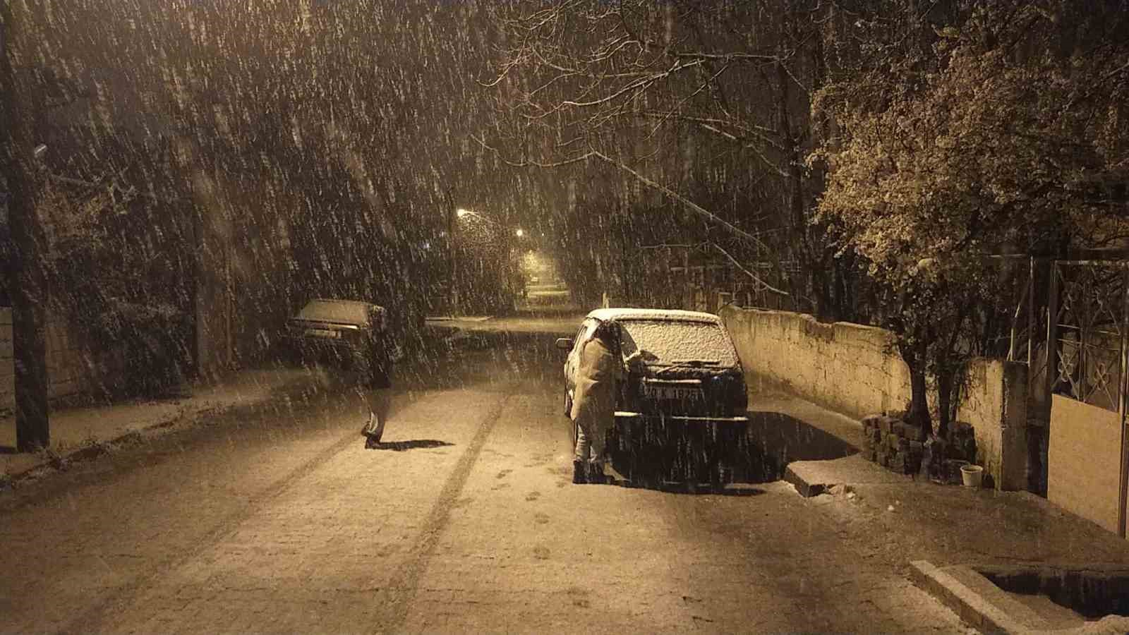 Denizli’de baharda yağan lapa lapa kar araçları yolda bıraktı
